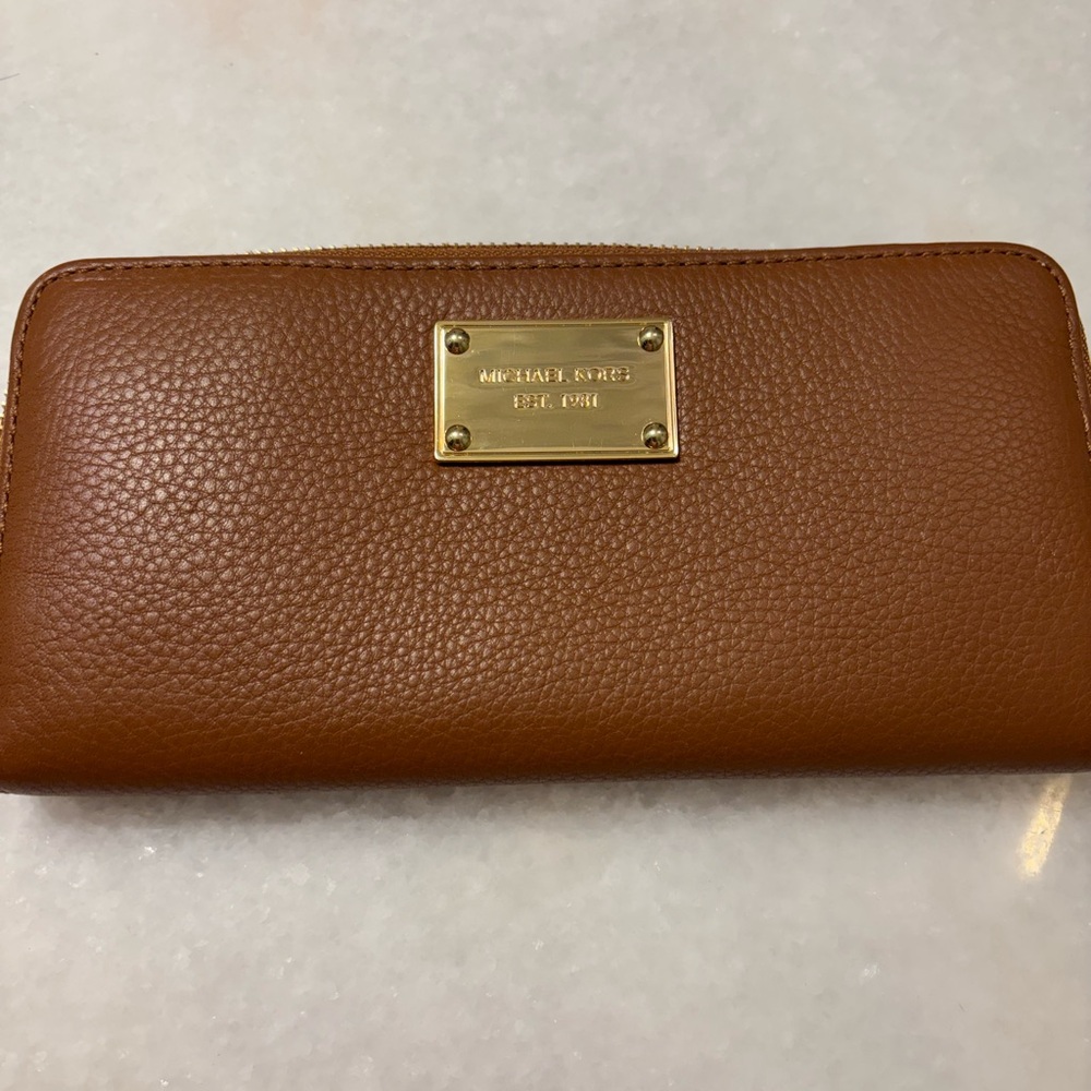Michael Kors Tan Leather Wallet with Gold Plate without tag   brand new.